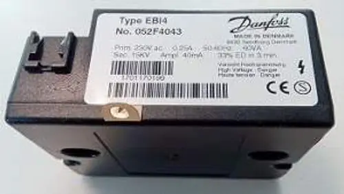 Schwarzes Bauteil mit Beschriftung, hergestellt von Danfoss. Es zeigt technische Informationen und Sicherheitszeichen. Eignet sich für Anwendungen im Bereich der Zündungstechnik.